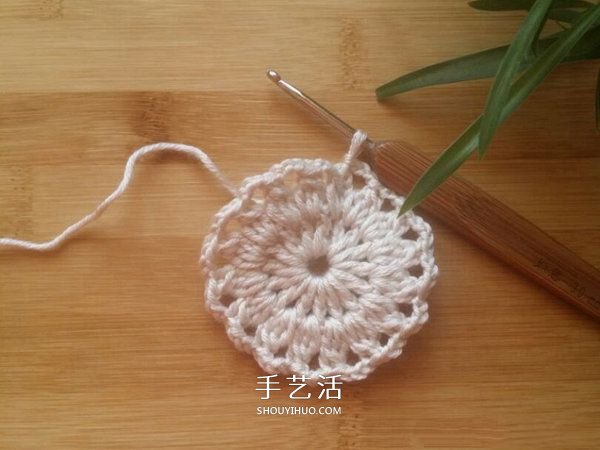 由单元花组合而成！手工钩针编织漂亮毯子图解(图5)