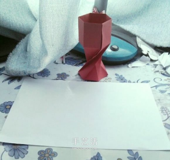 简单高脚杯的折法图解 折纸红酒杯的方法教程(图1) 简单高脚杯的折法图解 折纸红酒杯的方法教程(图1)