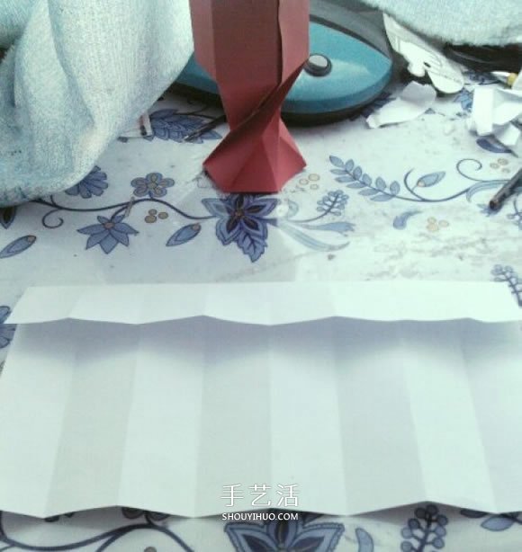 简单高脚杯的折法图解 折纸红酒杯的方法教程(图4) 简单高脚杯的折法图解 折纸红酒杯的方法教程(图4)