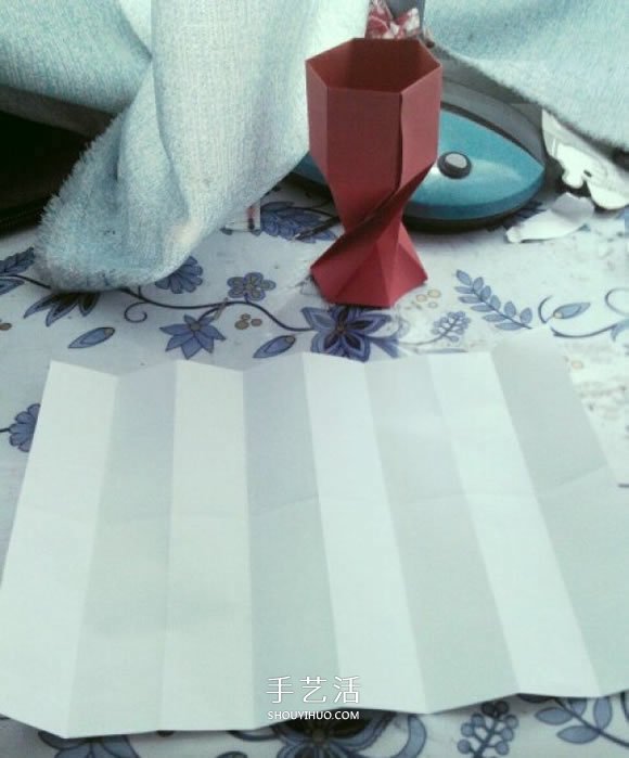 简单高脚杯的折法图解 折纸红酒杯的方法教程(图3) 简单高脚杯的折法图解 折纸红酒杯的方法教程(图3)