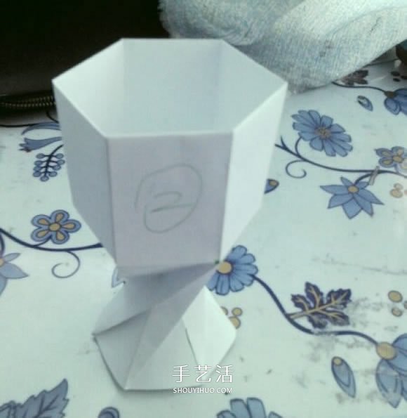 简单高脚杯的折法图解 折纸红酒杯的方法教程(图10) 简单高脚杯的折法图解 折纸红酒杯的方法教程(图10)