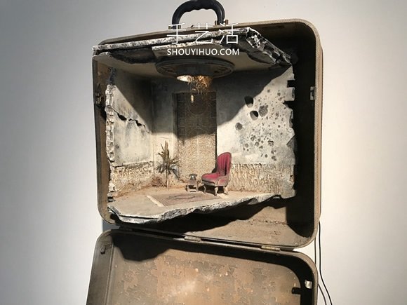 艺术家重建手提箱内难民对“家”的情感记忆(图1) 艺术家重建手提箱内难民对“家”的情感记忆(图1)