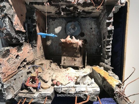 艺术家重建手提箱内难民对“家”的情感记忆(图7) 艺术家重建手提箱内难民对“家”的情感记忆(图7)