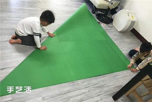 自制大圣诞树的方法 手工折纸大型圣诞树图解(图3) 自制大圣诞树的方法 手工折纸大型圣诞树图解(图3)