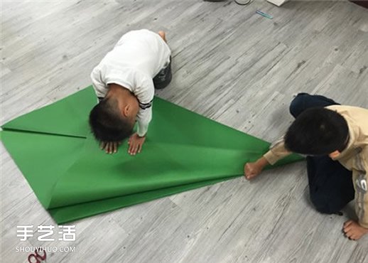 自制大圣诞树的方法 手工折纸大型圣诞树图解(图5) 自制大圣诞树的方法 手工折纸大型圣诞树图解(图5)