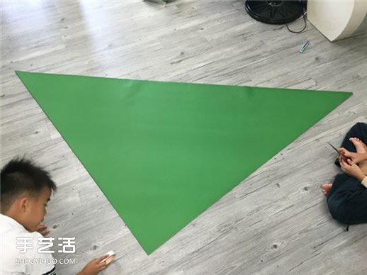 自制大圣诞树的方法 手工折纸大型圣诞树图解(图4) 自制大圣诞树的方法 手工折纸大型圣诞树图解(图4)