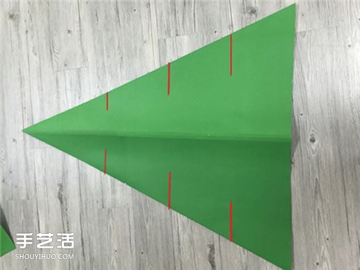 自制大圣诞树的方法 手工折纸大型圣诞树图解(图6) 自制大圣诞树的方法 手工折纸大型圣诞树图解(图6)