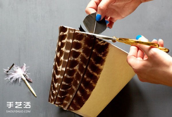 旧灯罩改造DIY小制作 用羽毛改造吊灯灯罩图解(图4) 旧灯罩改造DIY小制作 用羽毛改造吊灯灯罩图解(图4)
