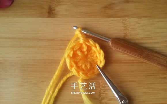 手工钩针编织单色花朵坐垫/杯垫的方法图解(图4) 手工钩针编织单色花朵坐垫/杯垫的方法图解(图4)