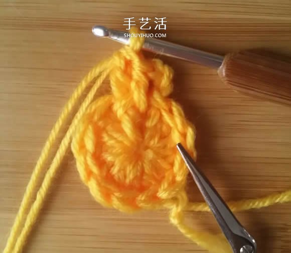 手工钩针编织单色花朵坐垫/杯垫的方法图解(图6) 手工钩针编织单色花朵坐垫/杯垫的方法图解(图6)