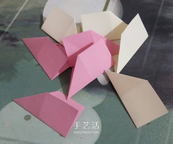 简易圣诞花环折纸图解 幼儿折圣诞花环的折法(图4) 简易圣诞花环折纸图解 幼儿折圣诞花环的折法(图4)