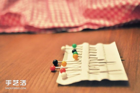 旧衬衫改造个性抱枕套 旧衬衫DIY靠枕套的方法(图4)