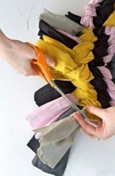 旧衣服/布条利用 手工编织漂亮地毯的步骤(图7) 旧衣服/布条利用 手工编织漂亮地毯的步骤(图7)