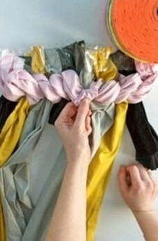 旧衣服/布条利用 手工编织漂亮地毯的步骤(图5) 旧衣服/布条利用 手工编织漂亮地毯的步骤(图5)