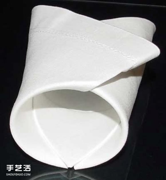 餐巾折叠方法图解 简单折出立体的皇冠(图7)
