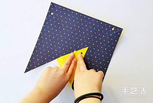 手工折纸风车图解教程 简单幼儿风车制作过程(图4)