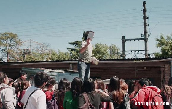 旧车改装成坦克车 化身移动图书馆(图5) 旧车改装成坦克车 化身移动图书馆(图5)