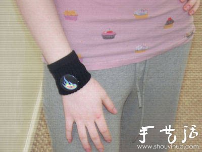 旧物改造:将旧袜子DIY成时尚护腕(图3) 旧物改造:将旧袜子DIY成时尚护腕(图3)