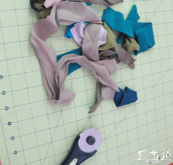 旧衣服动手DIY制作脚垫(图4) 旧衣服动手DIY制作脚垫(图4)