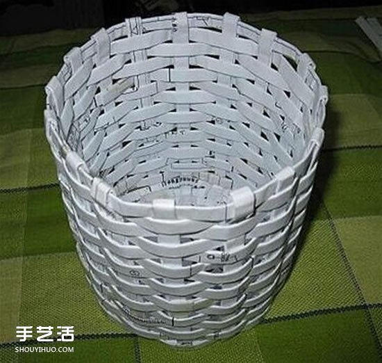 简易垃圾桶的编织方法 废纸篓用废纸做图解(图1)
