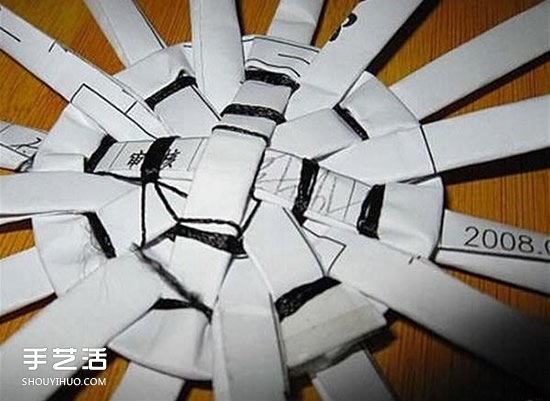 简易垃圾桶的编织方法 废纸篓用废纸做图解(图7)