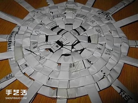 简易垃圾桶的编织方法 废纸篓用废纸做图解(图8)