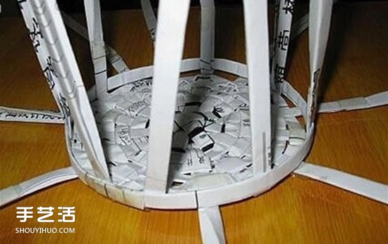 简易垃圾桶的编织方法 废纸篓用废纸做图解(图9)