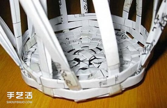 简易垃圾桶的编织方法 废纸篓用废纸做图解(图10)