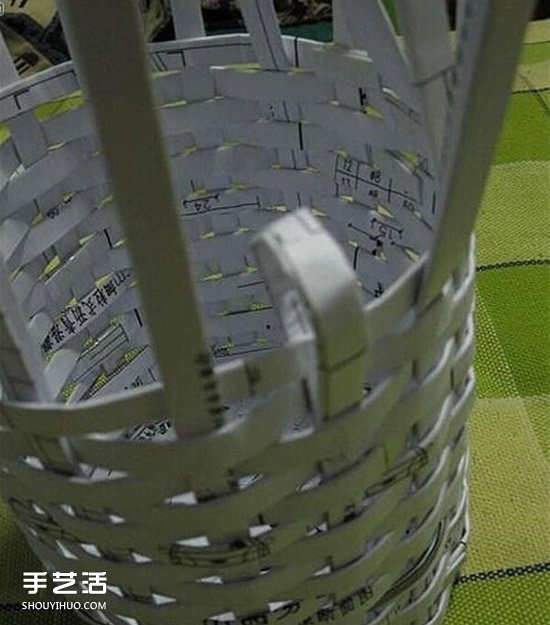 简易垃圾桶的编织方法 废纸篓用废纸做图解(图13)