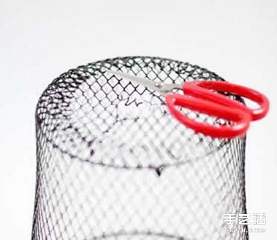 铁丝网垃圾桶废物利用DIY制作漂亮的灯罩(图1) 铁丝网垃圾桶废物利用DIY制作漂亮的灯罩(图1)