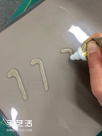 创意DIY:如何用强力胶自制花园鳗的方法(图2) 创意DIY:如何用强力胶自制花园鳗的方法(图2)