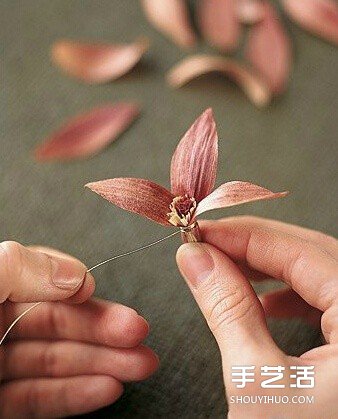 玉米叶制作花朵的方法 玉米叶DIY仿真花教程(图2) 玉米叶制作花朵的方法 玉米叶DIY仿真花教程(图2)