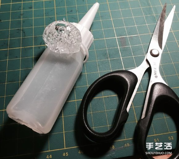 干掉的胶水手工制作戒指 超有创意的变废为宝(图2) 干掉的胶水手工制作戒指 超有创意的变废为宝(图2)