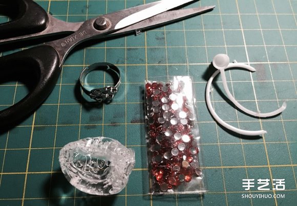 干掉的胶水手工制作戒指 超有创意的变废为宝(图4) 干掉的胶水手工制作戒指 超有创意的变废为宝(图4)