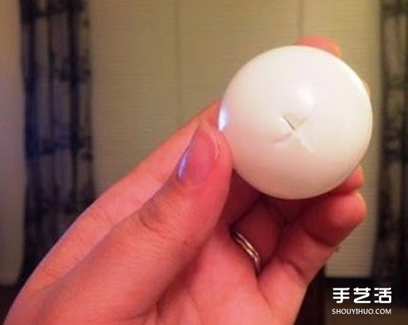 破掉的乒乓球废物利用DIY制作节日装饰灯带(图2) 破掉的乒乓球废物利用DIY制作节日装饰灯带(图2)