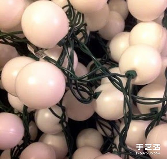 破掉的乒乓球废物利用DIY制作节日装饰灯带(图3) 破掉的乒乓球废物利用DIY制作节日装饰灯带(图3)
