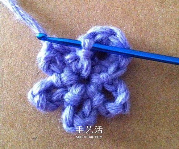 两层双色五瓣花的钩法 手工钩针编织五角星花(图6) 两层双色五瓣花的钩法 手工钩针编织五角星花(图6)