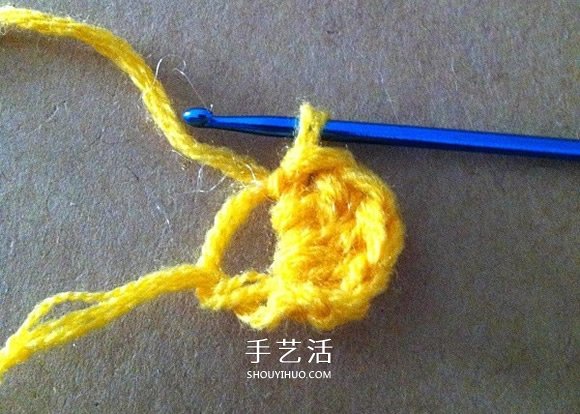两层双色五瓣花的钩法 手工钩针编织五角星花(图8) 两层双色五瓣花的钩法 手工钩针编织五角星花(图8)