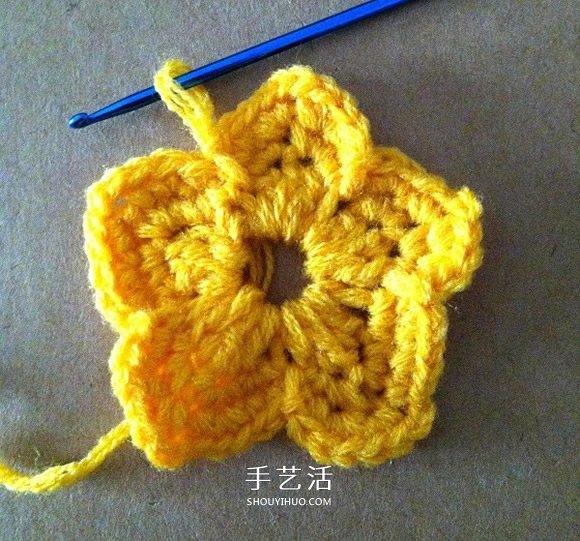 两层双色五瓣花的钩法 手工钩针编织五角星花(图13) 两层双色五瓣花的钩法 手工钩针编织五角星花(图13)
