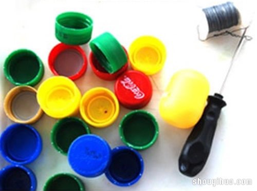 幼儿手工:简单瓶盖小蛇玩具手工制作方法(图1) 幼儿手工:简单瓶盖小蛇玩具手工制作方法(图1)