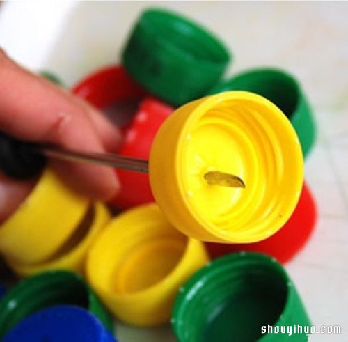 幼儿手工:简单瓶盖小蛇玩具手工制作方法(图2) 幼儿手工:简单瓶盖小蛇玩具手工制作方法(图2)