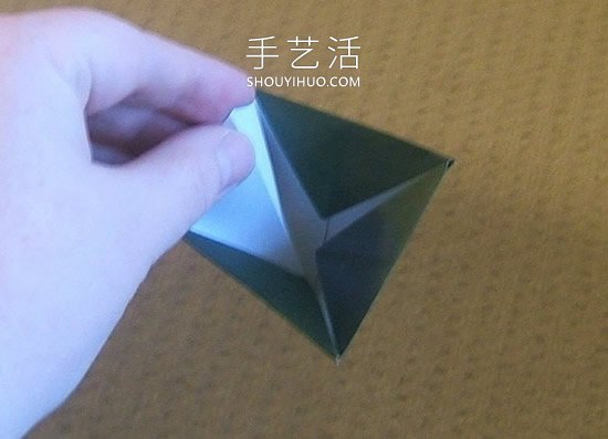 简单折纸立体圣诞树的折法详细步骤图(图12)