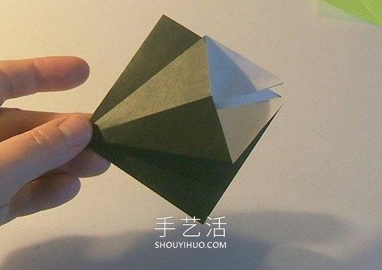 简单折纸立体圣诞树的折法详细步骤图(图9)
