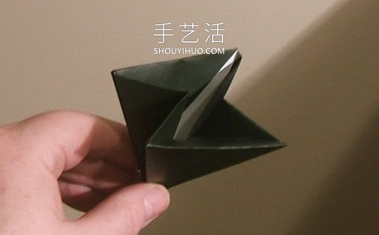 简单折纸立体圣诞树的折法详细步骤图(图13)