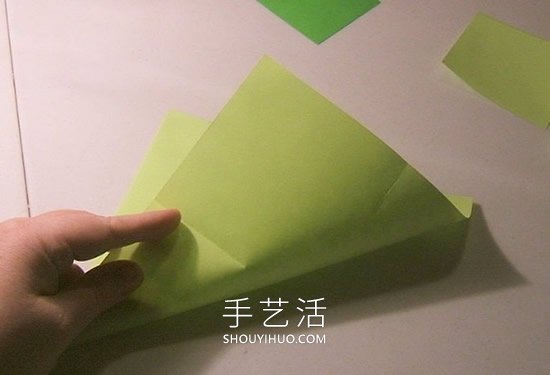 简单折纸立体圣诞树的折法详细步骤图(图18)