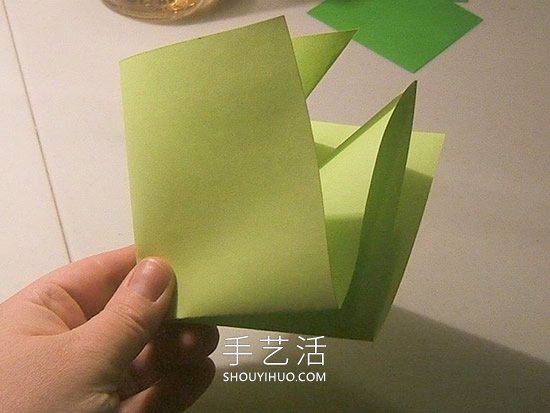 简单折纸立体圣诞树的折法详细步骤图(图21)