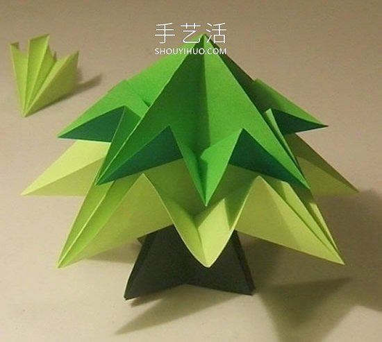简单折纸立体圣诞树的折法详细步骤图(图31)