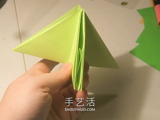 简单折纸立体圣诞树的折法详细步骤图(图28)