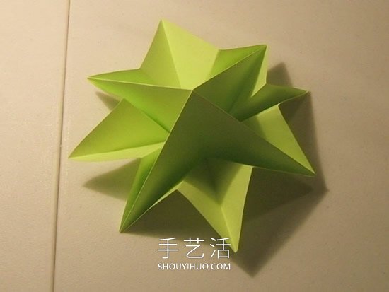 简单折纸立体圣诞树的折法详细步骤图(图29)