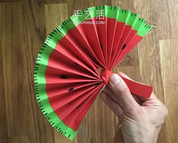 幼儿园折纸扇子的教程 做成可爱西瓜形状!(图4) 幼儿园折纸扇子的教程 做成可爱西瓜形状!(图4)